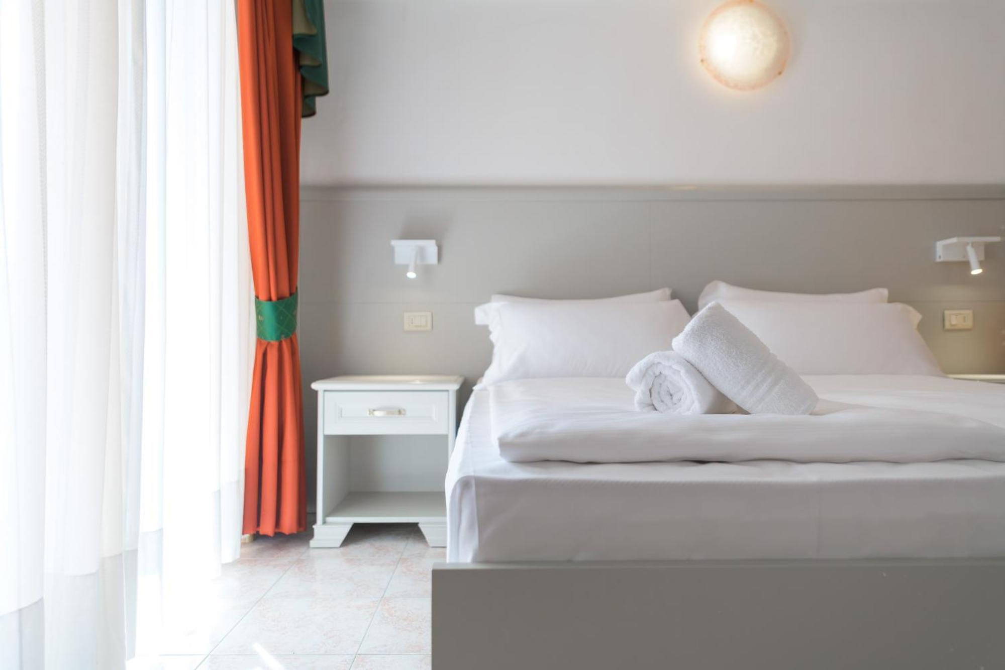 Hotel Garda Bellevue ลีโมเนซุลการ์ดา ภายนอก รูปภาพ