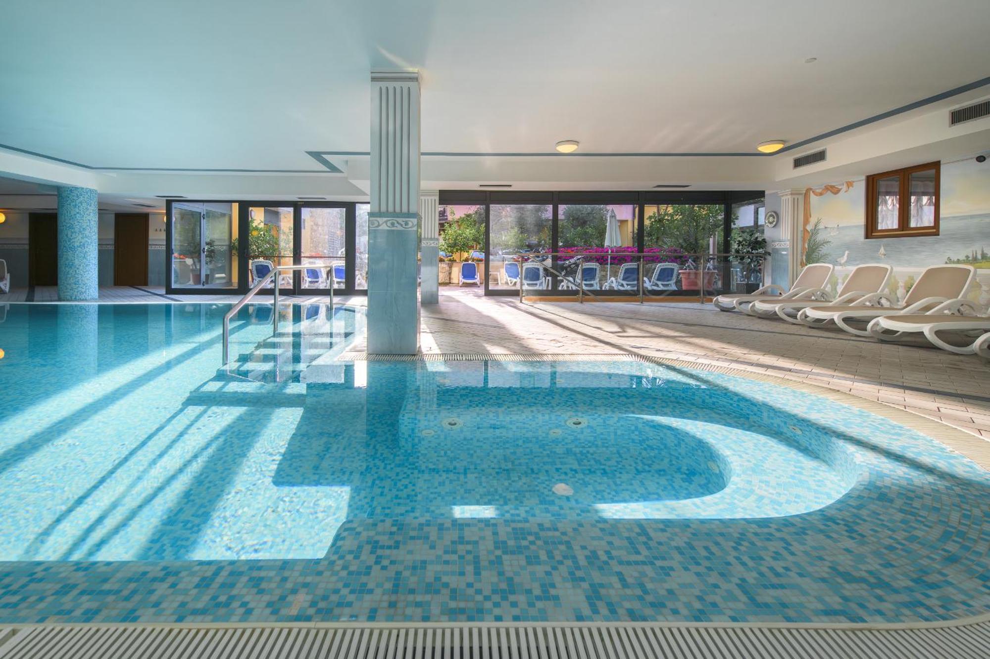 Hotel Garda Bellevue ลีโมเนซุลการ์ดา ภายนอก รูปภาพ