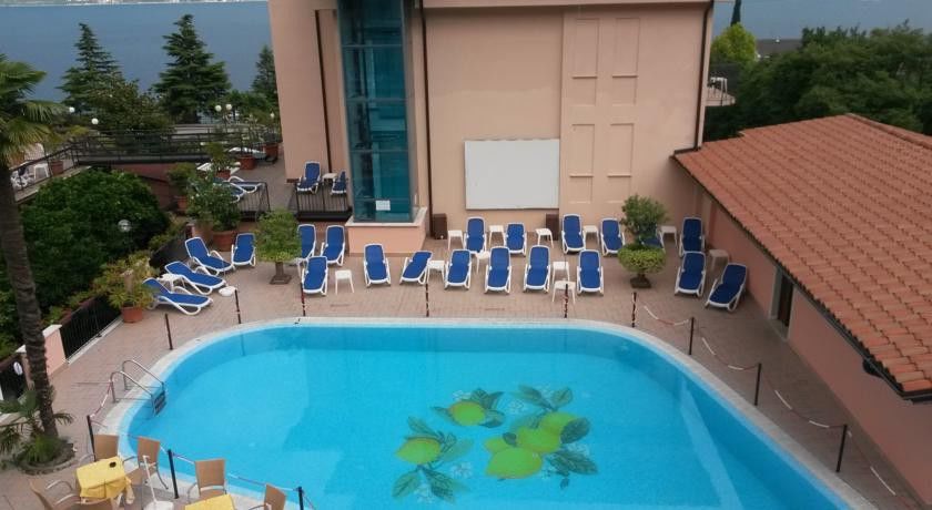 Hotel Garda Bellevue ลีโมเนซุลการ์ดา ภายนอก รูปภาพ